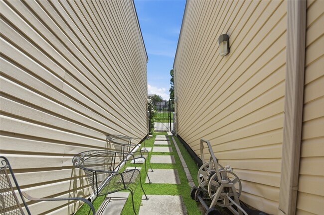 Building Photo - 9407 Denbury Way