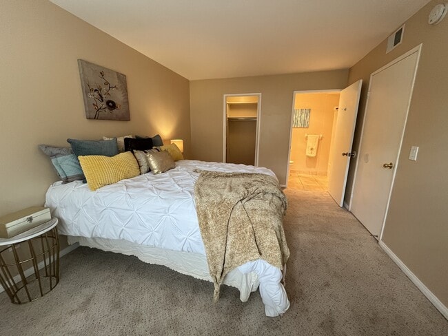 Building Photo - 2920 Luciernaga St