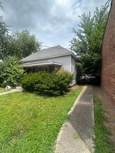 Building Photo - 905 W Monroe St