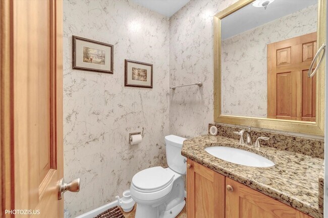 Building Photo - 411 Hickory Dr
