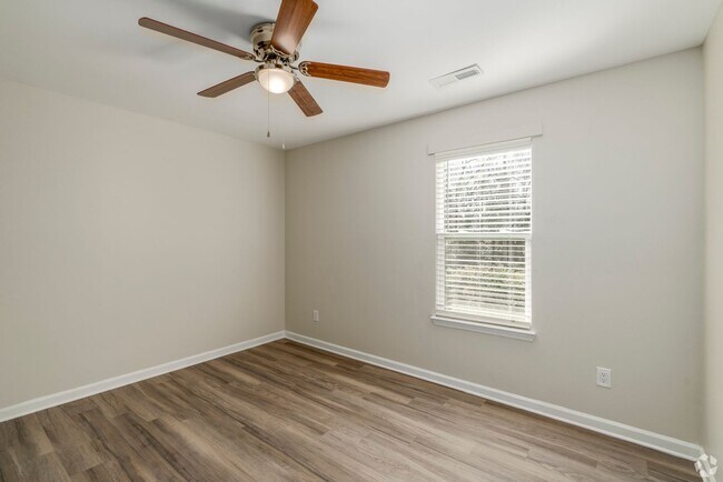 Building Photo - Hidden GEM 2BD Home with WiFi & Washer/Dryer Included | 1 Month Free on a 13-Month Lease