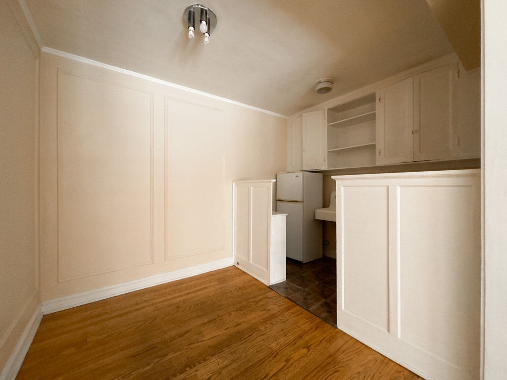 Building Photo - 1211 W Elmdale Ave