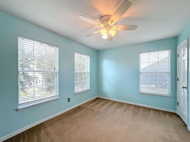 Building Photo - Stunning 5-Bedroom Home in North Village o...