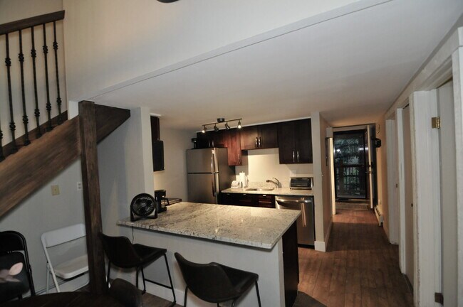 Building Photo - 3 bedroom condo in Wildernest available June 1st!