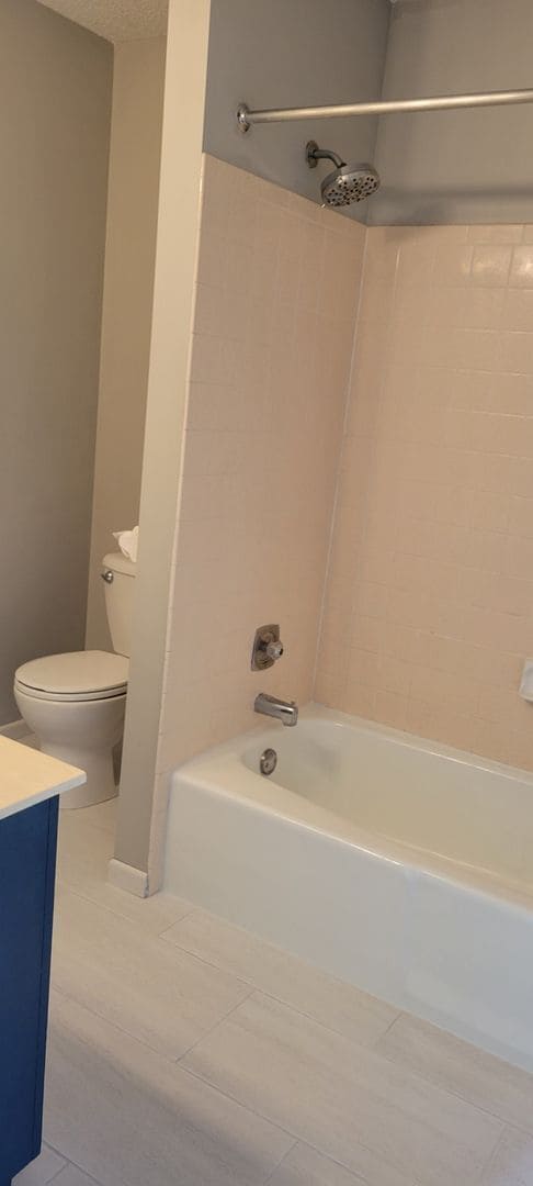 Building Photo - Newly Refreshed 2 bedroom in HOA