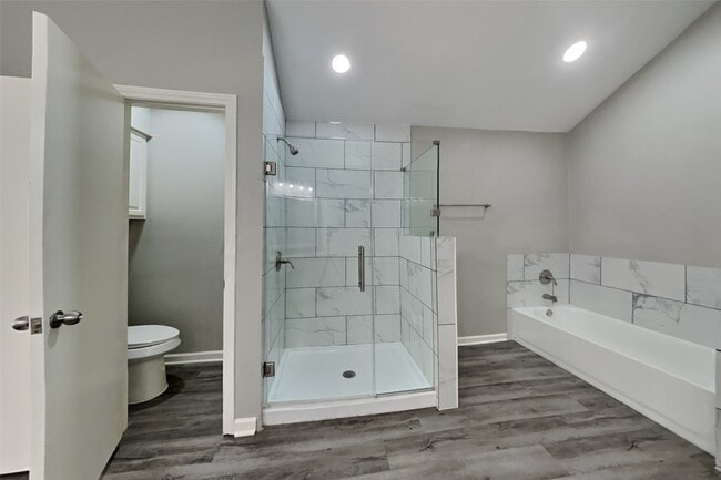 Building Photo - 8607 Pines Pl Dr