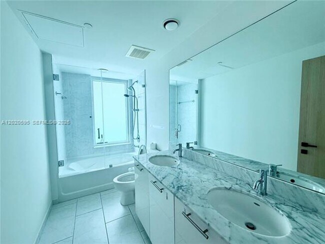 Building Photo - 951 Brickell Ave