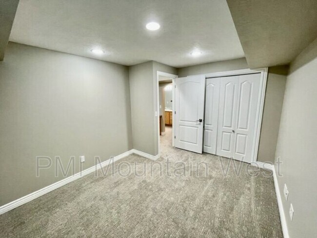 Building Photo - 499 N 200 W