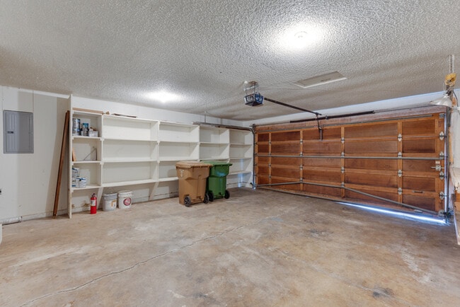 Building Photo - THREE BEDROOM IN MINT VALLEY