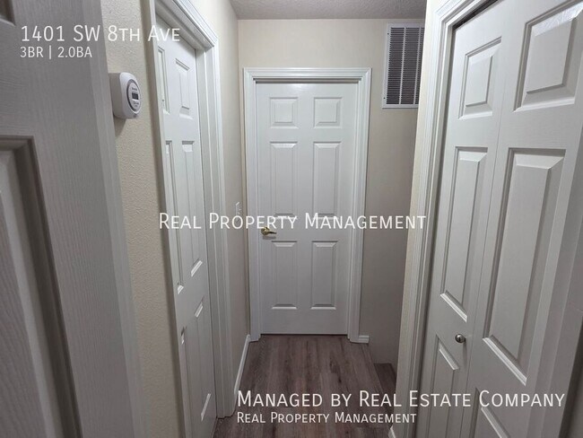 Building Photo - 1401 SW 8th Ave