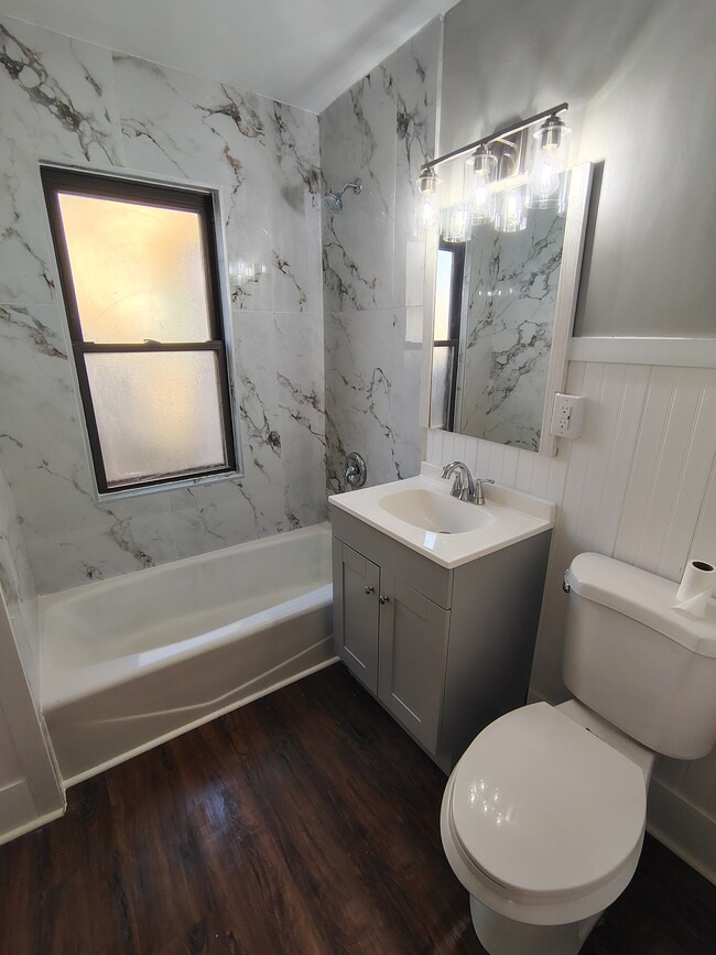 Building Photo - 2407 Custer Ave