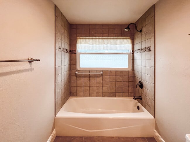 Building Photo - 1858 Oak Park Dr S