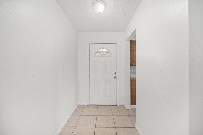 Building Photo - Spacious 3-Bedroom Home with Fireplace, Split Floor Plan & Screened Lanai in Southeast Ocala!