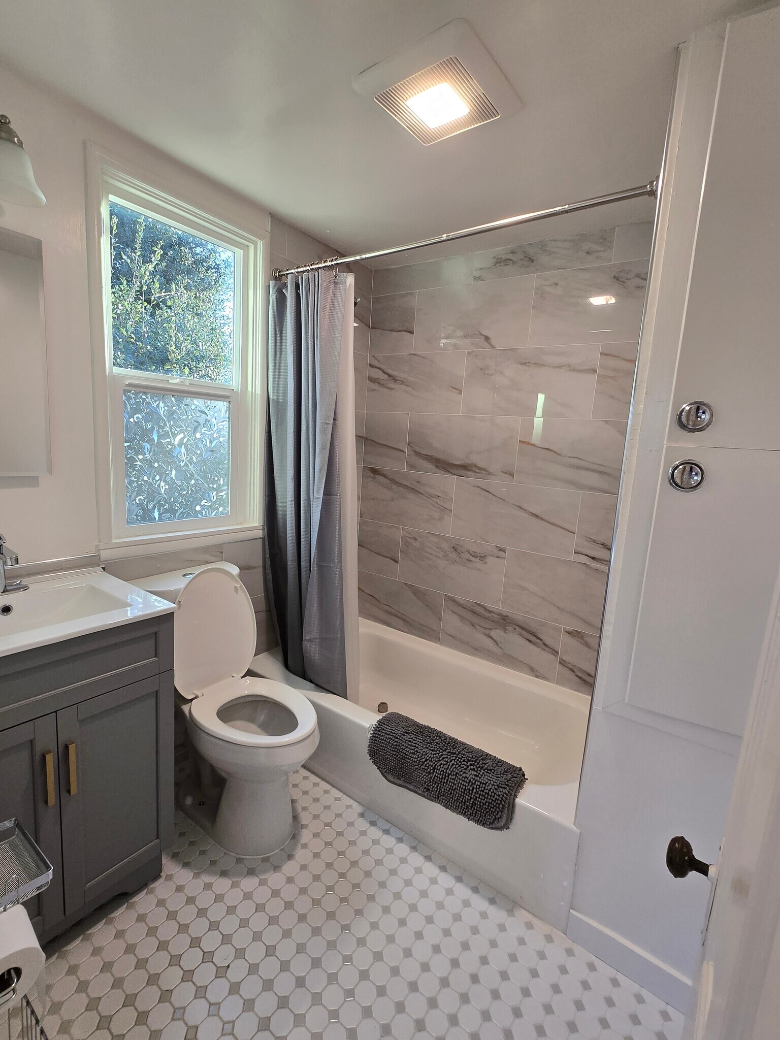 Building Photo - 1049 56th St