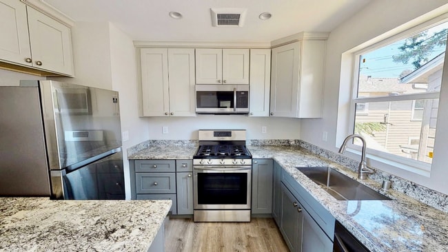 Building Photo - Gorgeous Modern Townhome, easy access to freeway & UCSC, downtown & beaches - OPEN HOUSE 12/6, 11...