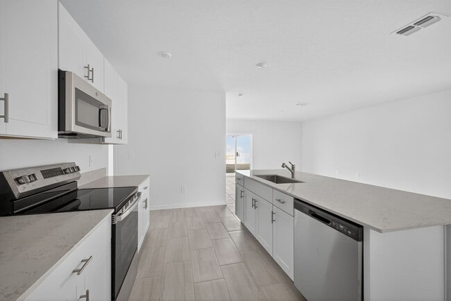 Building Photo - Brand New 6-Bed Available Now!