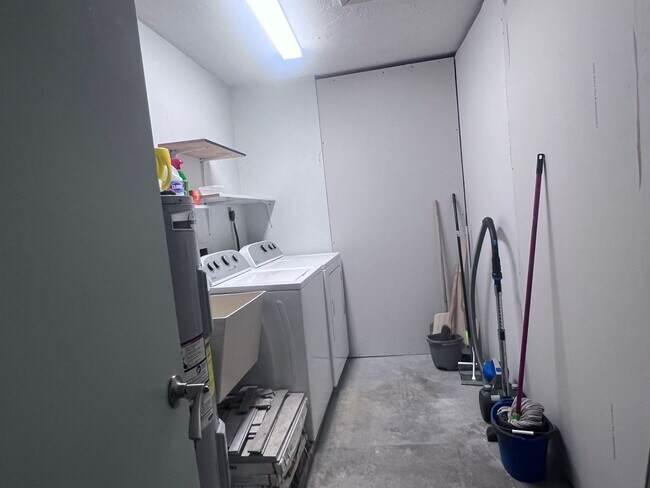 Building Photo - Privacy, Pool and Fresh Pizza!