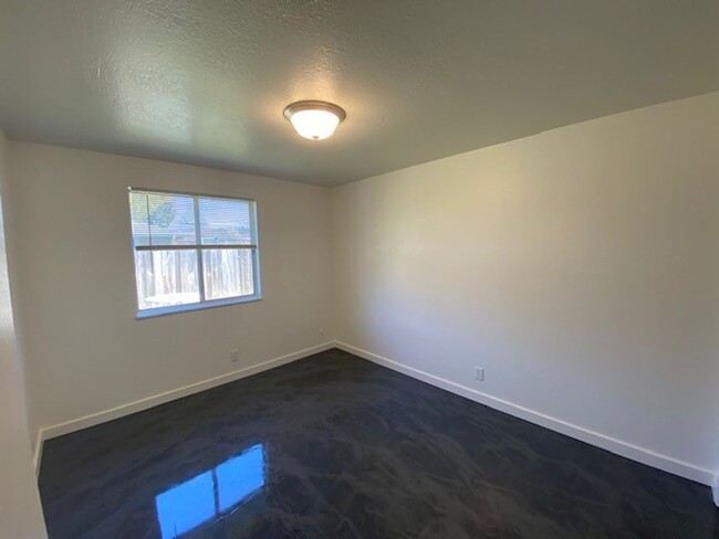 Building Photo - ARCATA! FULLY REMODELED 3 bedroom / 1.5 ba...