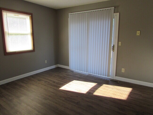Building Photo - 3 Bedroom House Close to FLW -  New LVP Fl...