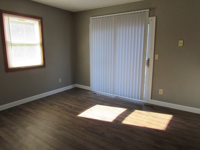 Building Photo - 3 Bedroom House Close to FLW -  New LVP Flooring May 2024!