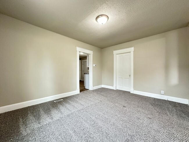 Building Photo - 2 Bedroom Fully Remodeled Home Ogden Iowa
