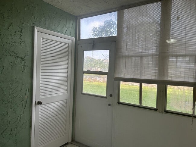 Building Photo - 729 Lori Dr