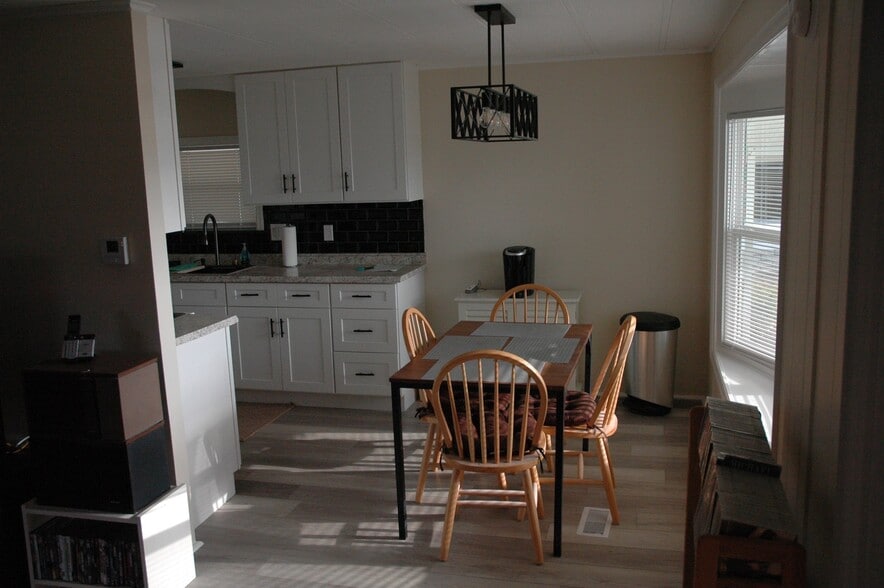 Building Photo - 23 Kinsmen Dr