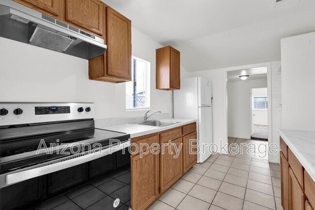 Building Photo - 119 W 9th Pl