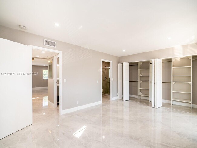 Building Photo - 718 Brittany Park