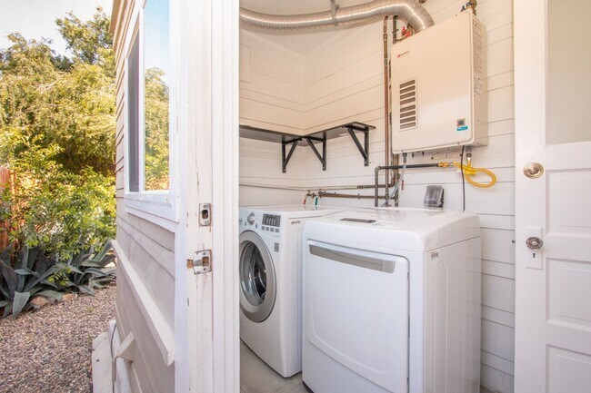 Building Photo - Charming North Park 2 Bedroom with Washer/Dryer, Backyard & Parking!