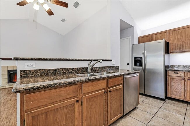 Building Photo - 15 Tulip Hill Ct