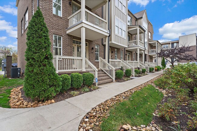 Building Photo - Gorgeous Spacious Townhome in the Heart of...