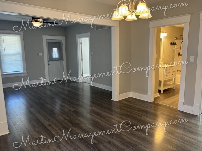 Building Photo - 1528 E 6th St