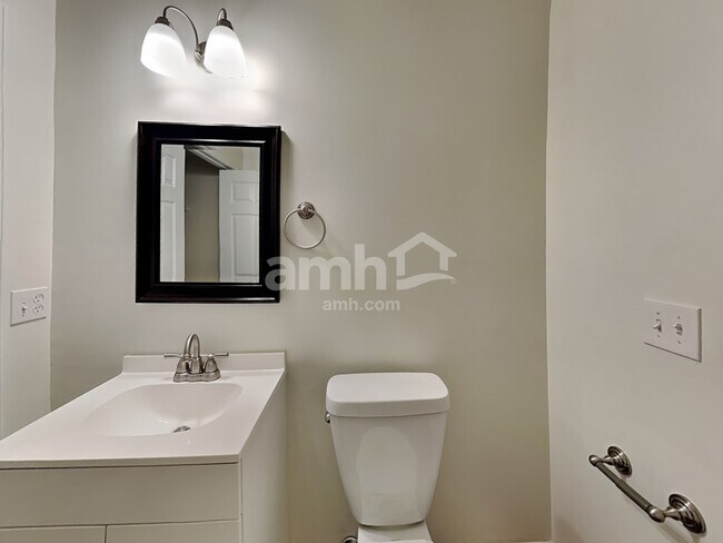 Building Photo - 2114 Debbie Ln