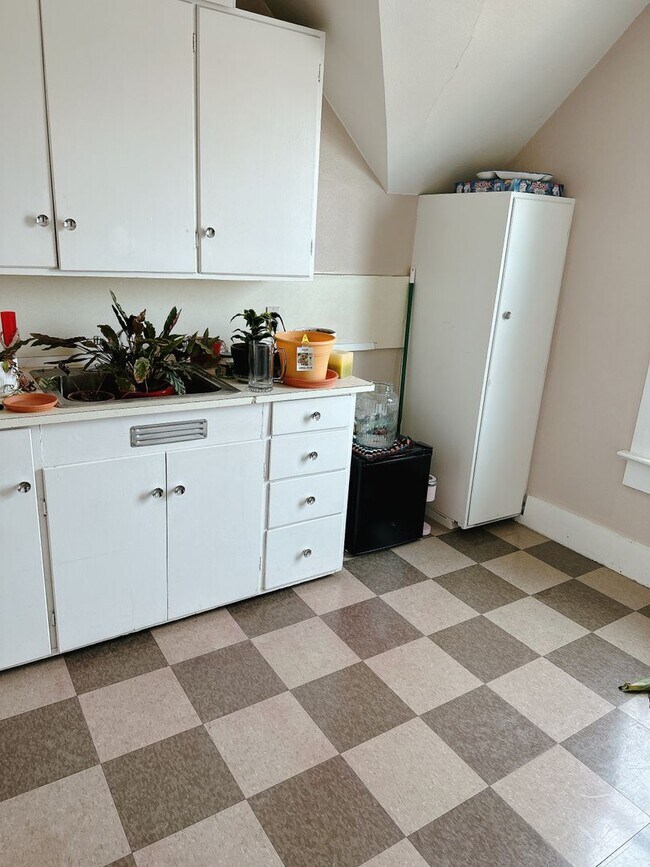 Building Photo - PRELEASE: 4bd/2ba next to Aslan Brewing Downtown