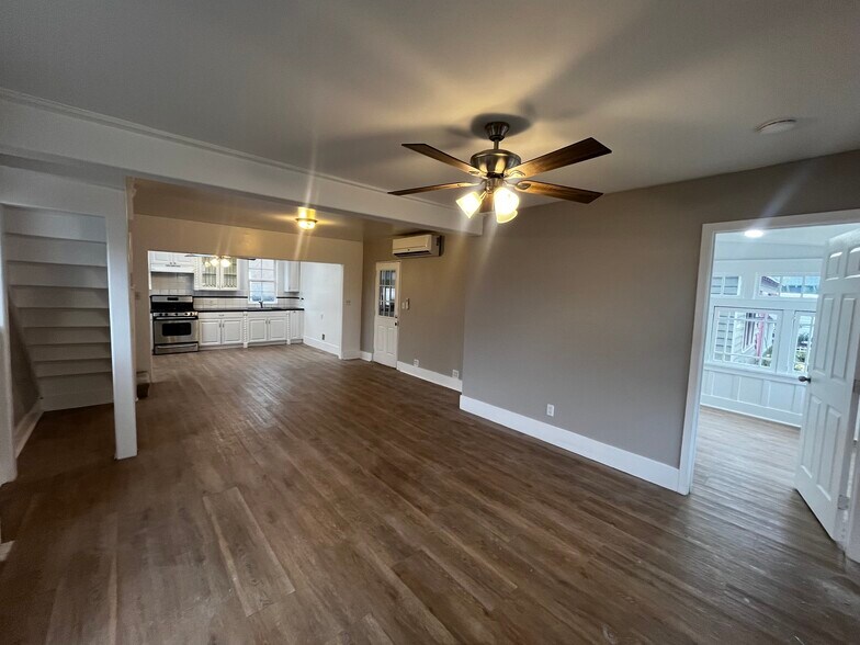 Building Photo - 201 E Eagle St