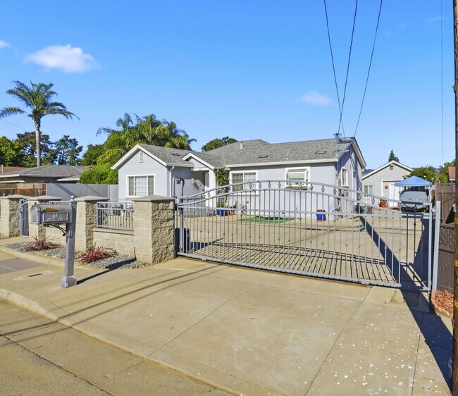 Building Photo - Just Built Two Bedroom Property!