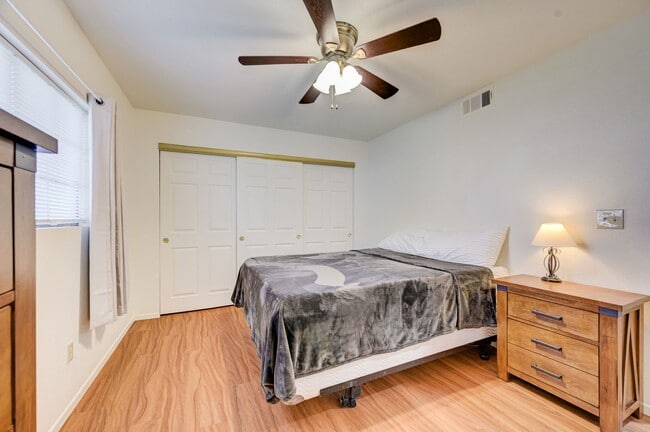 Building Photo - Move-In Ready Condo Near Summerlin!