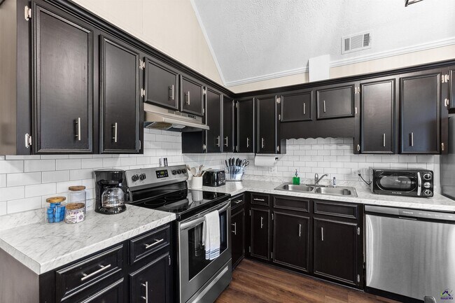 Building Photo - 1100 Kenwood Dr