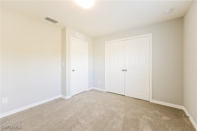 Building Photo - 858 Carbon St E