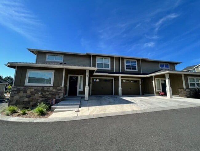 Building Photo - Stylish 3 Bedroom Duplex with Scenic Views and Modern Amenities: Your Perfect Redmond Retreat