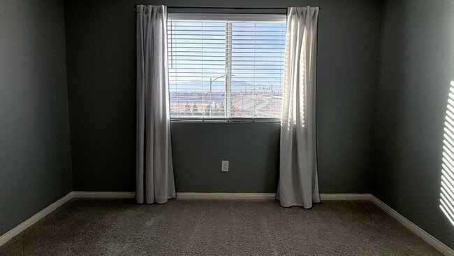 Building Photo - Wonderful 3 Bedroom townhouse with a 1 car garage - 3 levels located in North Las Vegas