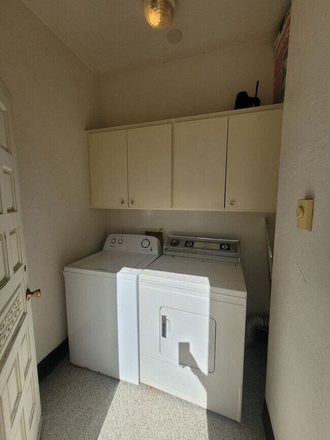 Building Photo - Spacious 1bd, semi-detached apartment for rent in the desirable Jefferson West Side neighborhood....