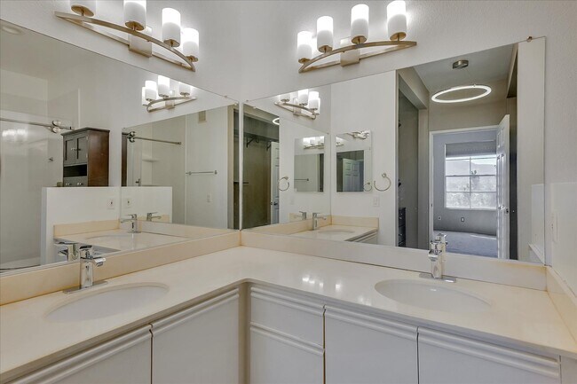 Building Photo - 10820 Sabre Hill Dr