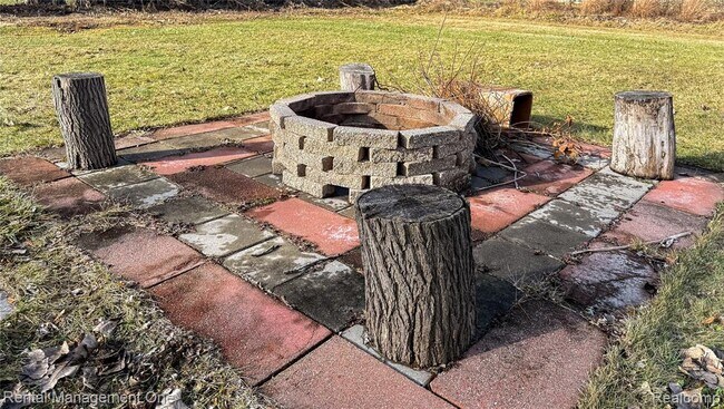 Building Photo - 174 Lange Ave