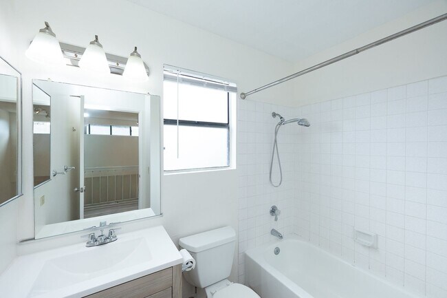 Building Photo - Spacious 3 Bedroom  2.5 Bath | East Ventura | Unfurnished