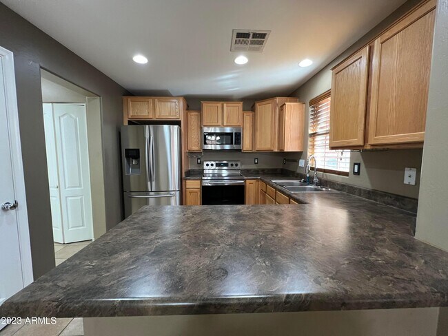 Building Photo - 2709 E Bart St