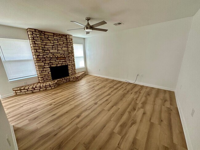 Building Photo - 116-118-118 W Gruver Cir