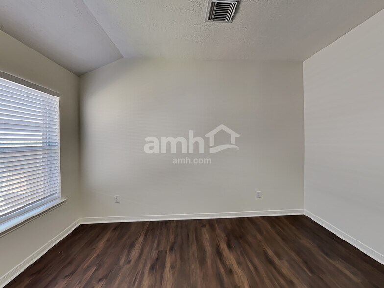 Building Photo - 30022 Saw Oaks Dr