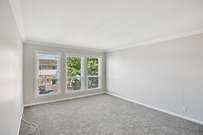 Building Photo - 1 Bed, 1 Bath In Highly Desirable Guard Gated Las Vegas Country Club